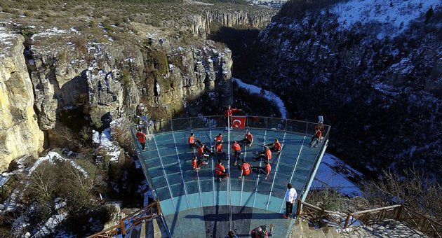 Cam Terasta G&ouml;steri Ma&ccedil;&inodot; Yapt&inodot;lar